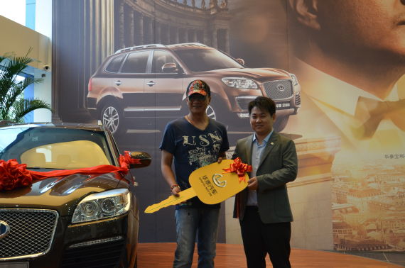 良驹配英雄 胡军获赠华泰宝利格