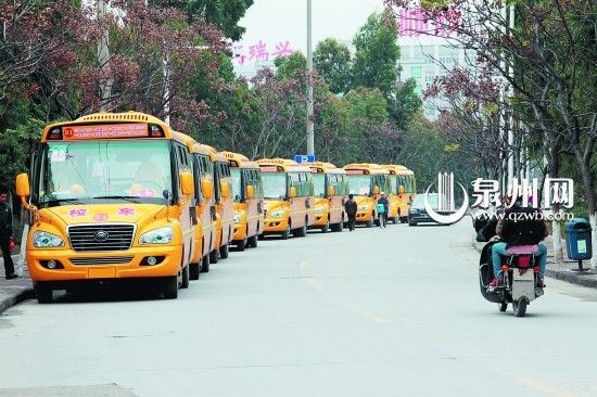 多地新校车上牌难:部分地方需经12个部门