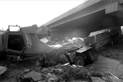 北京南六环大货车方向盘失灵扎进道沟