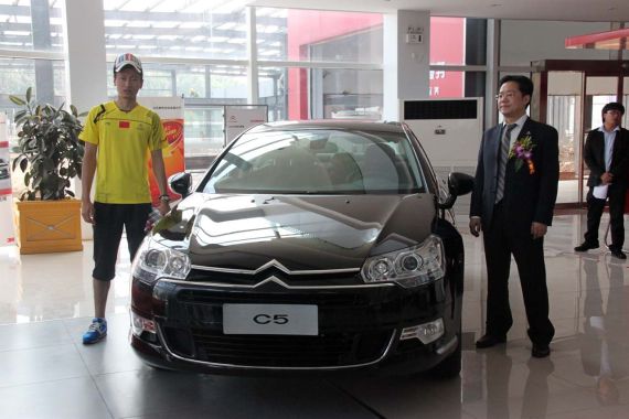 奥运羽毛球冠军张楠获赠东风雪铁龙C5