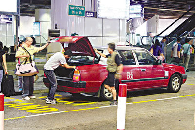 香港“贼的士”再现 收钱抢行李飞车逃走