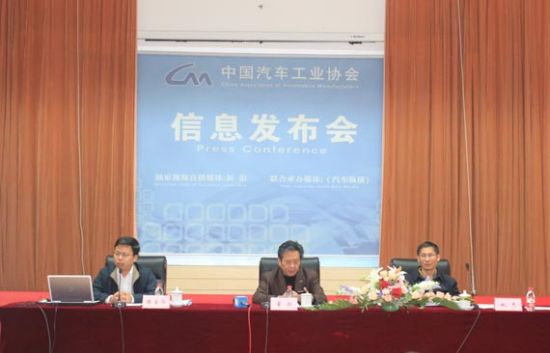 10月汽车产销环比略降 累计销量小幅提升