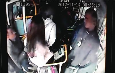 不惧威胁 公交司机喝令小偷交还手机