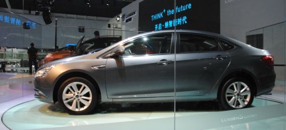 东风裕隆首款轿车亮相广州车展