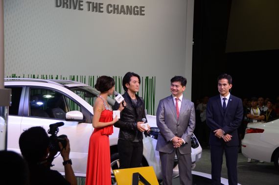 郑伊健助阵2012广州车展雷诺展台