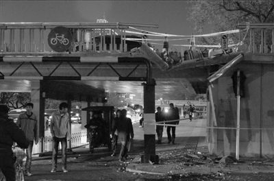 为避车辆 轿车冲破护栏飞下建国门桥(图)