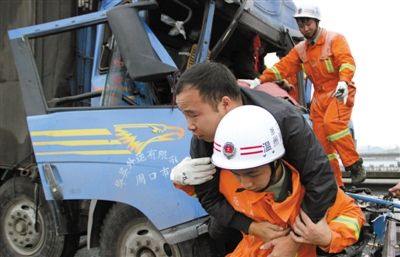 车主停车翻垃圾袋致高速路多车追尾