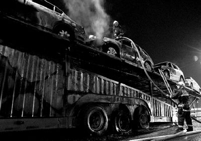 货车起火11辆奇瑞被毁 损失价值约80万