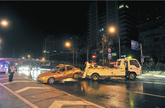 北京市东三环路面结冰致十余辆车连撞