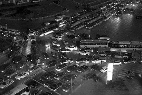 北京市朝青路口爆堵 居民建议扩路