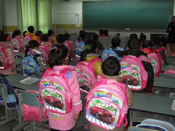 一汽大众向龄童发放1.2万个安全书包