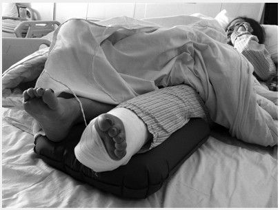 女子乘黑车遭劫 夺刀跳车逃生