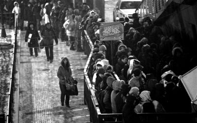 晚高峰遇小雪 多数城区车辆“爬行”