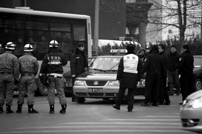 遇红灯 女乘客刀顶的哥要求“开快点”