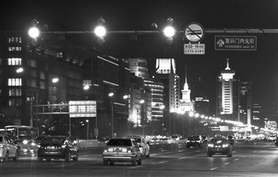 公安部：谨慎驾驶慢行可避免黄灯追尾