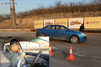 视频：胖哥模拟实测红绿灯路口遇黄灯急刹车