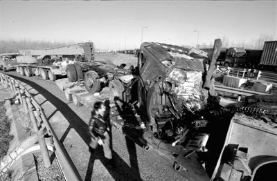 运煤大货车突发侧翻 六环拥堵10余公里