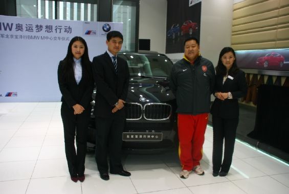 宝泽行M中心向游泳教练刘海涛交付宝马X6M