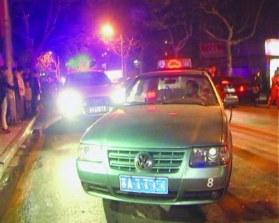 “毒驾男“肇事狂飙 警方找到针管带血纸巾