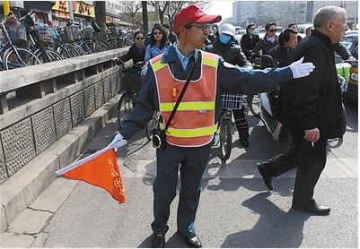 协管员配喊话器治“中国式过马路”