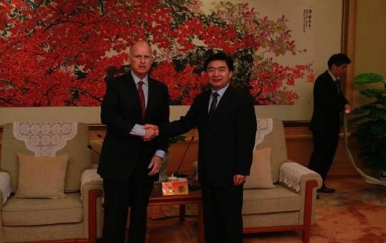 美加州州长乘e6抵深 携手比亚迪在美推广电动车