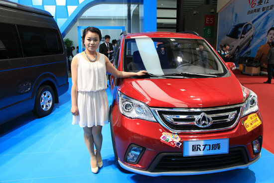 长安欧力威“十万日薪代言人”亮相车展