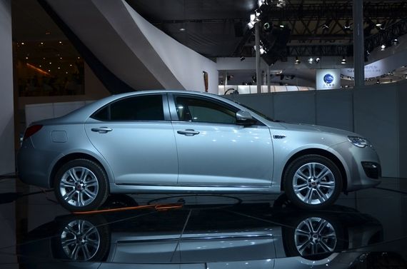 上汽第二代战略车型全新荣威550亮相车展