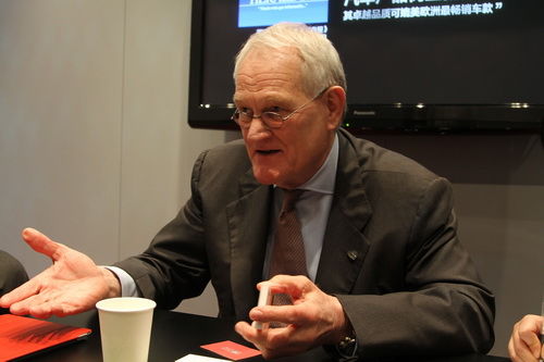 新兵观致 两条腿走路试验田