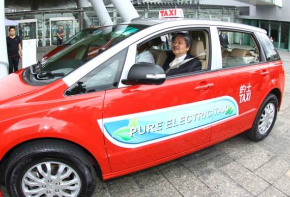 香港首批纯电动的士正式上路运营 财政司长试乘