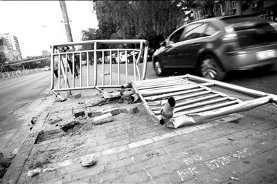 爆胎现代SUV撞伤6名等车人