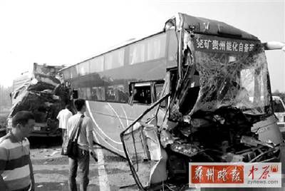 京港澳高速数十辆车相撞 网友称有人哄抢货车