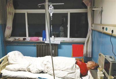 媒体团大巴车翻进20米山谷致1死9伤