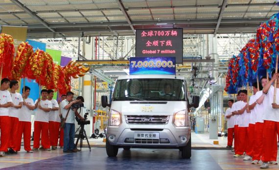 小蓝基地首车下线 福特全顺全球第700万辆落户南昌