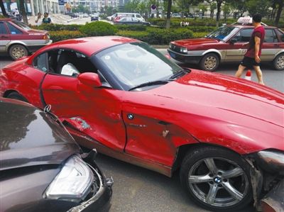 父子驾豪车斗气 闹市追逐互撞