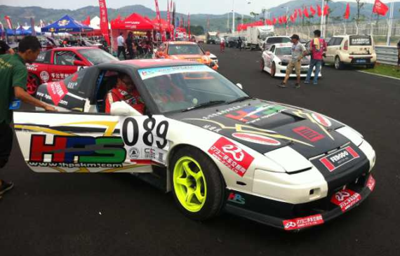 汽车飘移赛今日首战 “273二手车队”参赛