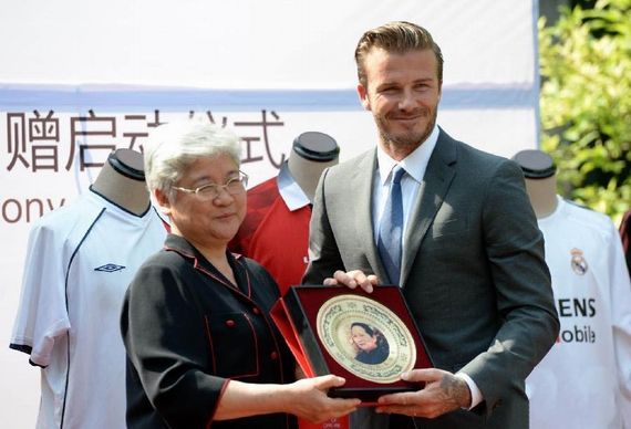 贝克汉姆中国行慈善唱主角 捐球衣与名车助力