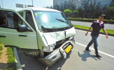 奔驰超百公里时速撞起亚 奔驰车负全责