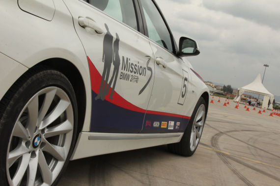 宝马3行动昆明站落幕 机场跑道切身体验德国动力