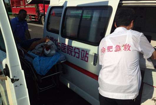 安徽高速路大客车撞货车致5死27伤(图)