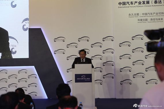 万钢：特斯拉在电动车方面的成功值得思考