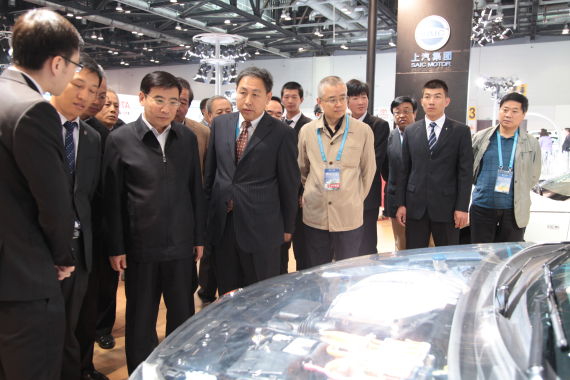 苗圩参观节能与新能源发展规划成果展览会