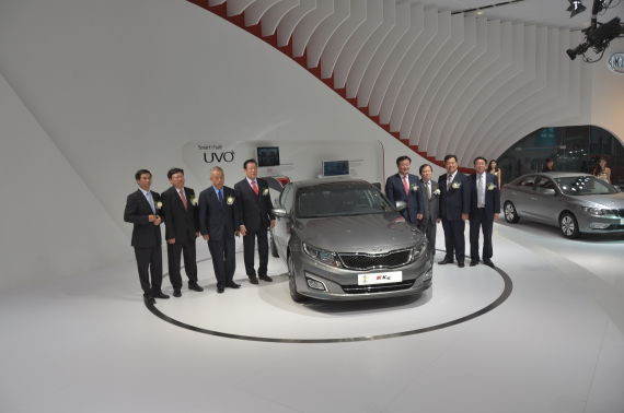 新起亚K5亮相广州车展 新增2.0T动力版本