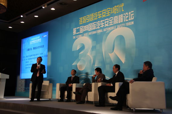 王小川“倒逼”李书福 大佬舌战未来汽车革命