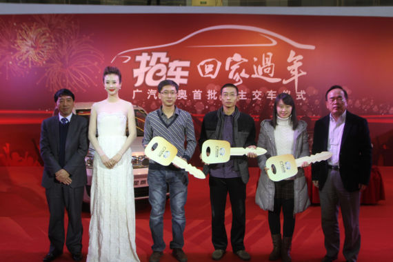 兽兽现身 广汽吉奥“半价抢车”交车仪式