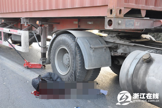 杭州余杭大货车与电动车相撞小伙遭碾压