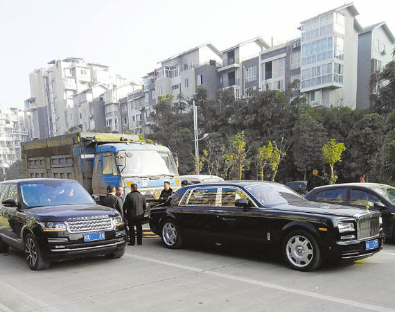 垃圾车吻上劳斯莱斯 5厘米刮痕索赔5万