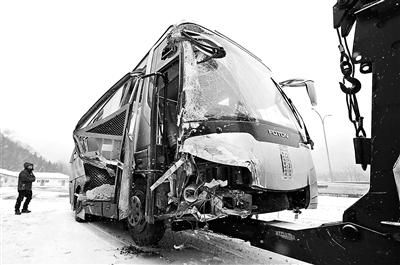 旅游客车失控冲撞隧道内壁 事发京藏高速