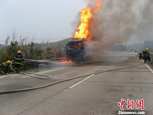 大货车高速路自燃 所载22吨鸡肉完好无损