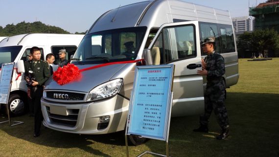 南京依维柯向驻澳部队交付最新上市车辆
