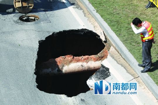 路面瞬间塌陷出租车掉入坑内 5人受伤